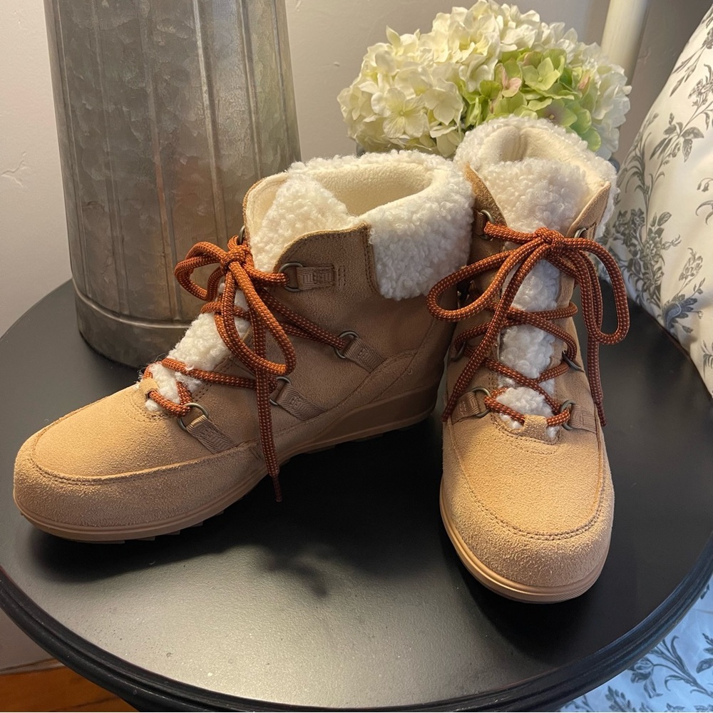 Sorel Evie Cozy Lace bootie size 10